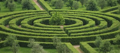 labyrinthe dans un jardin